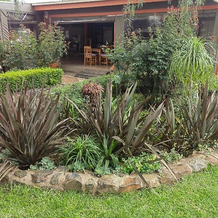 Sibahlenomhlambi Guesthouse สปริงส์ ภายนอก รูปภาพ
