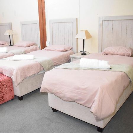 Sibahlenomhlambi Guesthouse สปริงส์ ภายนอก รูปภาพ